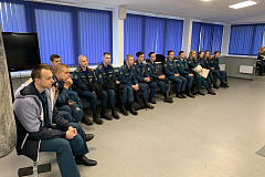 Работники поисково-спасательной станции "Строгино" рассказали курсантам "Колледжа имени Максимчука" о работе спасателей на воде, провели мастер-классы по оказанию первой помощи пострадавшему и подаче первичных средств спасения утопающим.